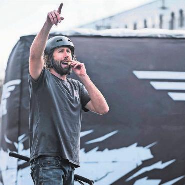 Sein Sport auf der grössten Bühne - Freestyle-Events moderiert Chris Räber schon länger – nicht selten sitzt er dabei auf seinem Bike und zeigt Tricks. Bild: zg