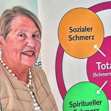 «In Würde sterben können» - Anita Lanz in der Palliative-Wanderausstellung, die durch den Kanton zieht. Bild: tst