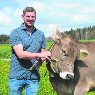 «Böse» kämpfen um Tabea - Cyrill Gauch mit Rind Tabea. Bild: ake