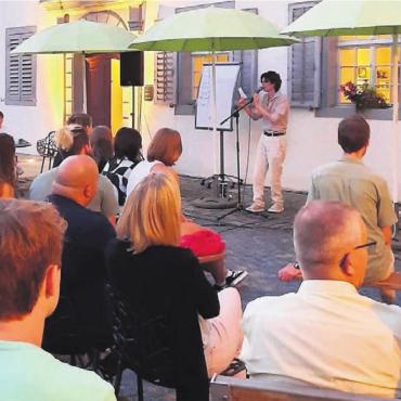 Von Poetry Slam bis Philharmonie - Am Poetry Slam zum Auftakt messen sich bereits zum achten Mal Kantischülerinnen und -schüler aus Wohlen. Bilder: zg