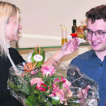 31 Bisherige und gleicher Frauenanteil - Zurück im Einwohnerrat: FDP-Fraktionspräsident Lionel Zingg gratuliert Denise Strasser zu ihrer Zeit im Gemeinderat und heisst sie im Dorfparlament wieder willkommen.