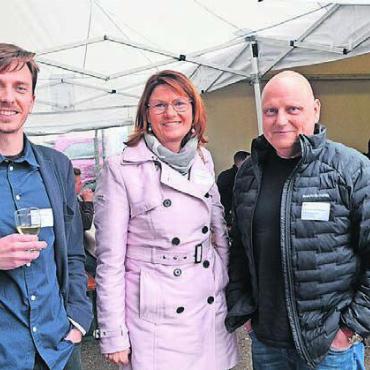 Schlachtbank für ausgediente Karren - Am Gewerbeapéro stellte die Gemeinde Auw ihren Energieberater vor: Elias Estermann (links) mit Gemeindeschreiber Stefan Schumacher und Gemeinderätin Claudia Huwiler.