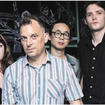 Erfahrung trifft Aufbruch - Mit der jüngsten Generation Schritt halten. In seinem neuen Quartett zeigt Jochen Rueckert (vorne), dass er das kann. Bild: zg