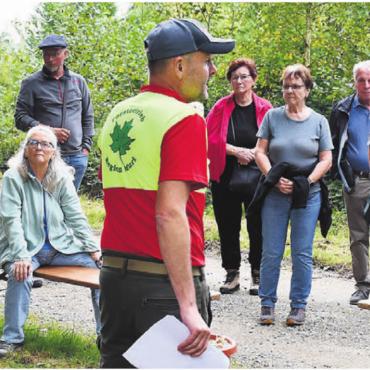 Holz ist nicht gleich Holz - Förster Oliver Eichenberger ging auf Energieholz ein. Er zeigte auf, wie viel mehr man an Energieholz statt Sagholz verdient.