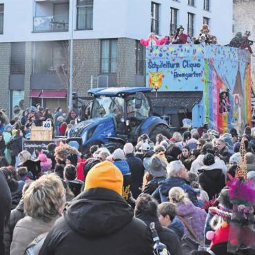 Kunterbunte Fasnachtsparty - Die Schpitelturm-Clique aus Bremgarten kämpfte sich durch die Menschenmassen.