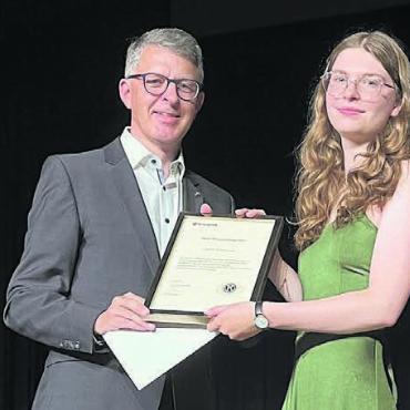 «Seid kreativ, neugierig, mutig» - Nicole Aschwanden aus Dietwil wird von Tobias Knecht mit dem Kiwanis-Preis ausgezeichnet.