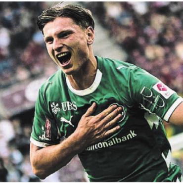 Freiämter Sportler des Jahres - ALESSANDRO VOGT (20)
WOHLEN / FC ST. GALLEN
FUSSBALL
Was für ein Fussballjahr für Alessandro Vogt. Der einstige Junior des FC Wohlen unterzeichnet im Sommer einen Profivertrag beim FC St. Gallen bis 2029 – und startet dann so richtig durch. Der Stürmer entzückt die Fussball-Schweiz mit seinen Toren und wird zum Shootingstar. In der Torschützenliste der Super League ist er mit aktuell acht Toren vorne dabei. Er debütiert auch in der U21-Nati und erzielt dort bis Ende Jahr zwei Tore.