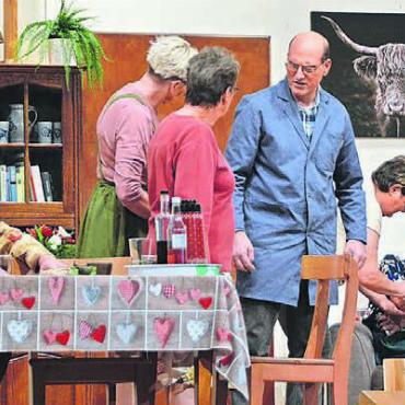 Alle Herzen geöffnet - Tohuwabohu auf dem Huber-Hof, von links: Bauer Gusti (Peter Zimmermann), sein Sohn Sepp (Beat Zimmermann), Nachbarstochter Gretli (Andrea Hunziker), Nachbarin Marta (Helene Schweizer), Tierarzt Weiss (Walter Mäder), Bäuerin Elsi (Marlies Konrad) und Chrüter-Rosa (Rosi Gabriel).