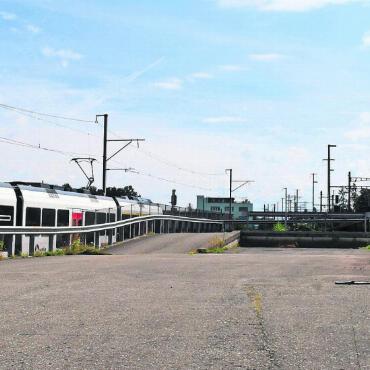 Bahnhof profitiert von Grossprojekt - Der Freiverlad (rechts) steht der Linienführung der Aargau Verkehr AG (ehemals BD) im Weg. Nach der Verlegung ist der Weg frei für die Neugestaltung. Bilder: pd/Archiv
