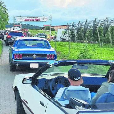 Kult ohne Kommerz - Sie kamen und sie genossen es, vorzufahren. Die Besucher des Autokinos bereicherten mit ihren beeindruckenden Gefährten die Kulisse im Muri-Dorf.