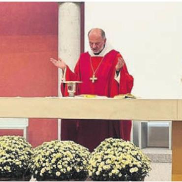 Eindrücklicher Tag - Abt Emmanuel (links) und Julius Dsouza zelebrierten die Messe. Bild: zg