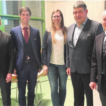 Keine Nachfolger gefunden - Da war die Mitte noch vertreten: Der Gemeinderat Sarmenstorf nach der «Gmeind» 2022 (von links): Marco Lüthi, Ramon Winterberg, Nadine Baur, Magnus Döbeli (Vizeammann) und Meinrad Baur (Gemeindeammann). Inzwischen ist Marco Lüthi als Vertreter der Mitte zurückgetreten, für ihn wurde Fabian Kallen von der SVP gewählt. Bild: Archiv