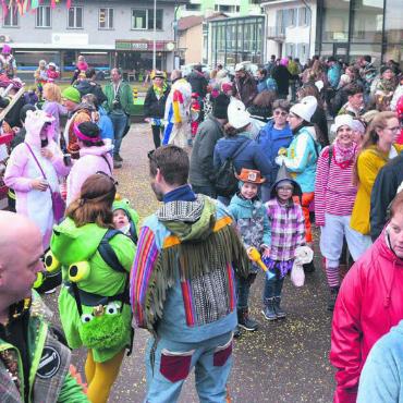 Ein Tag ganz ohne Schimpfen - Volles Haus: Vor dem Muripark trafen sich die Fasnachtsbegeisterten und genossen unbeschwerte Stunden.