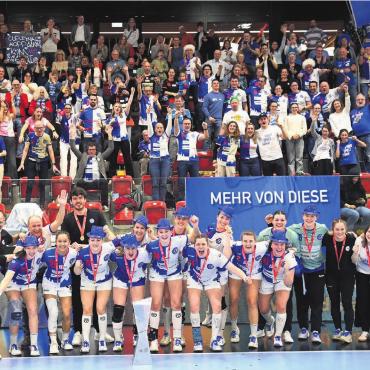 Titel da, Hunger bleibt - 1265 Zuschauer sind in der Winterthurer Axa-Arena beim Cupfinal dabei. Ein grosser Teil unterstützte GC/Amicitia Zürich, die hier das Erinnerungsbild für ihren Cupsieg erstellen. Seraina Kuratli (Vierte von rechts) wird zur besten Spielerin gekürt. Bilder: Alexander Wagner