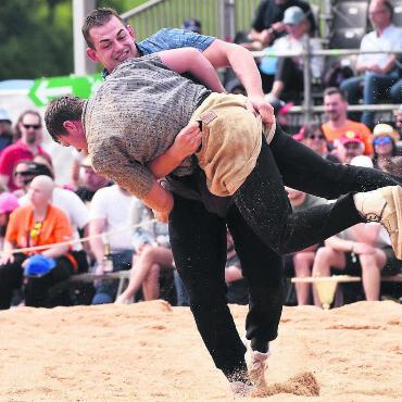 Positives Geknorze - Letzter Gang. Andreas Döbeli (hinten) gewinnt gegen Jérôme Christen mit der Maximalnote und holt sich den Kranz. Bilder: Jasmin Strebel / zg