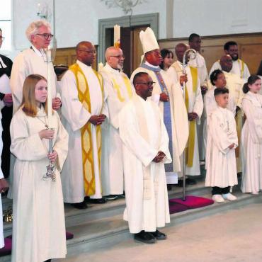 «Lasst uns Brücken bauen» - Er stand im Mittelpunkt des multikulturellen Gottesdienstes: Kardinal Peter Ebere Okpaleke aus Nigeria (Mitte). Bilder: Stefan Treier