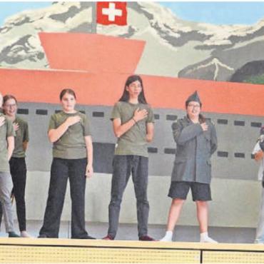 Bekanntes Stück in neuer Form - Regisseur Nico Reznar wünscht sich von den «Rekruten» mehr Pathos beim Singen der Nationalhymne. Es ist in diesem Stück eine andere als die offizielle. Bild: chh