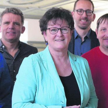 «Sie ist eine Chrampferin» - Umgeben von anderen Mitgliedern der Arbeitsgruppe Gemeindevertrag Repol: Milly Stöckli. Bild: Archiv