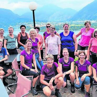 Vom Hagel verschont - Noch schnell ein Gruppenfoto im Trockenen: die Frauen des DTV Muri im Tessin. Bild: zg