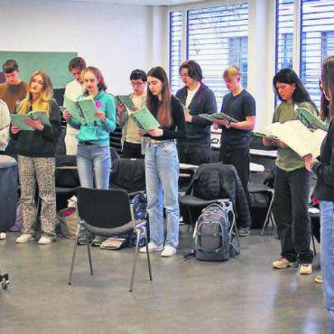 «Mit Geist und Spiritus» - Unter der Leitung von Walter Siegel studiert der First Class Choir die Krönungsmesse von Wolfgang Amadeus Mozart ein. Bild: Monica Rast