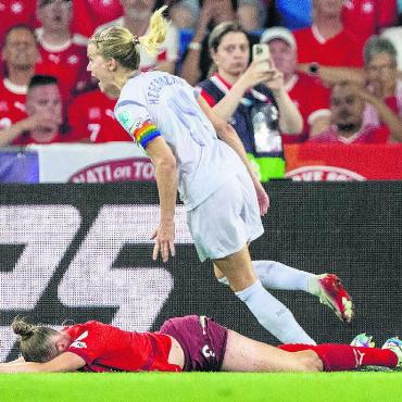 Harter Aufprall nach Starteuphorie - Julia Stierli trifft unglücklich ins eigene Tor. Die Murianerin am Boden, Norwegen-Star Ada Hegerberg jubelt über das 1:2. Bild: Freshfocus