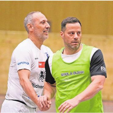 1000 Mal jubeln - Legenden unter sich: Jean-Pierre «Schibi» Roth (links) traf mit den FCW-Legenden auf Gerardo Viceconte und den AS Olympia Wohlen.