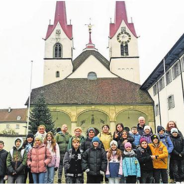 Merenschwander Schüler im Kloster Muri - Die Klasse 6b aus Merenschwand vor der Klosterkirche. Bild: zg