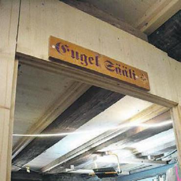 «Engel» wieder fliegen lassen - Nostalgie auf der Baustelle: Sääli-Schild.