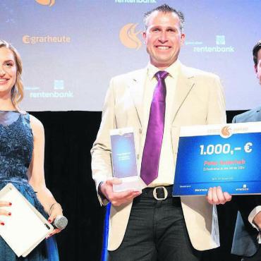 Grosse Ehre für Anderhub - Der grosse Moment der Preisübergabe: Peter Anderhub flankiert von den Moderatoren. Bild: Ceres Award / Charlotte Schmitz