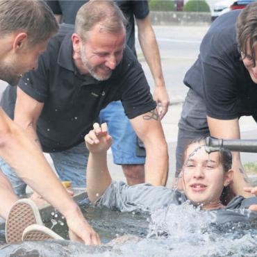 Ab in den Brunnen - Tiffany Suter wurde gegautscht. Bild: spr