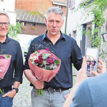 Im Wechselbad der Gefühle - Lächeln fürs Foto, auch wenn es für die SP nicht unbedingt ein Tag zum Feiern war. Bezirksparteipräsident Sandro Covo macht ein Bild der beiden wiedergewählten Grossräte Arsène Perroud (links) und Stefan Dietrich. Bild: Chregi Hansen