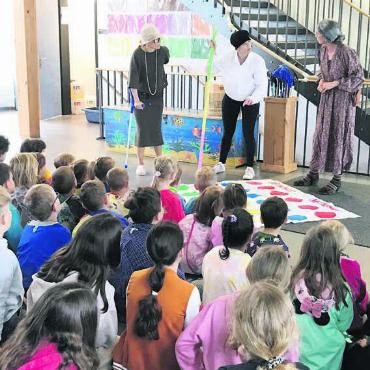 Den Pausenplatz verschönert - Mit einem kleinen Theater stiegen die Schülerinnen und Schüler ins Thema ein. Bilder: zg
