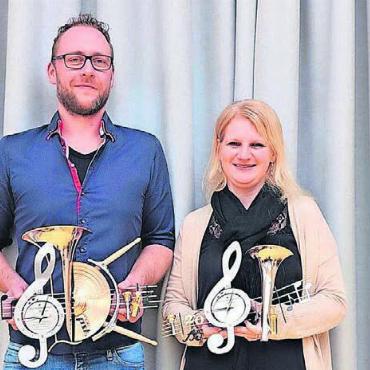 Einiges zu feiern - Raphael Ambauen und Corinne Vollenweider sind nach 20 Jahren aktiven Musizierens neu Ehrenmitglieder. Bild: zg