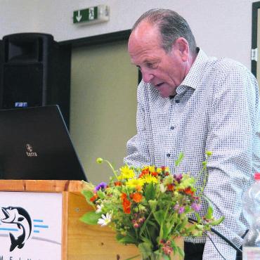 Ohne Geländer und Erlebnispfad - Gemeindeammann Daniel Moor musste zwei Änderungsanträge entgegennehmen, beide wurden gutgeheissen. Bild: Annemarie Keusch