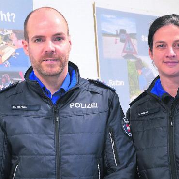 Zwei Gesichter für die Jugendpolizei - Marco Moreno und Lorena Vergari teilen sich bei der Repol Muri die jugendpolizeilichen Aufgaben und sehen das als Bereicherung. Bild: Thomas Stöckli