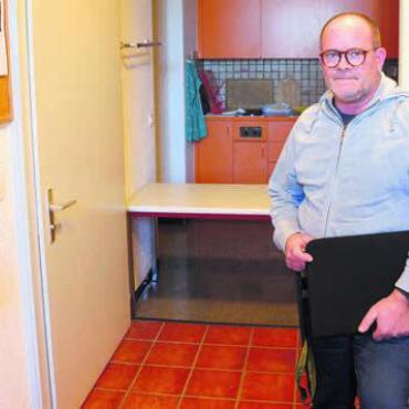Kopf nicht in den Sand stecken - Eines der Sorgenkinder: Der Eingang zum Pfarrsaal ist weder barrierefrei noch einladend. Es ist eines der Projekte, die Hans Peter Frey angehen will. Bild: ake