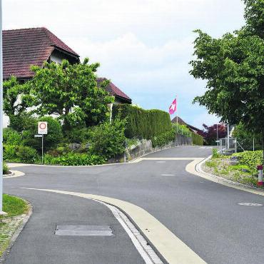 Positive Abschlüsse - In den Gotthardweg wurden neu die Abwasserleitungen verlegt, und die Strasse erhielt endlich einen Feinbelag. Bild: Verena Anna Wigger
