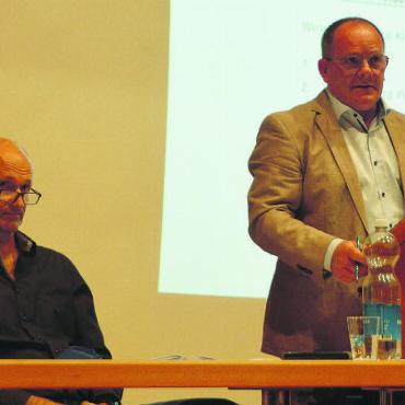 Der erste Schritt ist getan - Sie erlebten eine intensive ausserordentliche Versammlung: Erich Richner (links) präsentierte das Hospiz-Projekt, Hans Peter Frey ist neuer Präsident. Bild: Annemarie Keusch