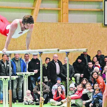 Happy End einer langen Geschichte - Zur feierlichen Eröffnung der neuen Trainingshalle gehörten turnerische Darbietungen am Barren. Gross und Klein verfolgten die Show. Bild: tst