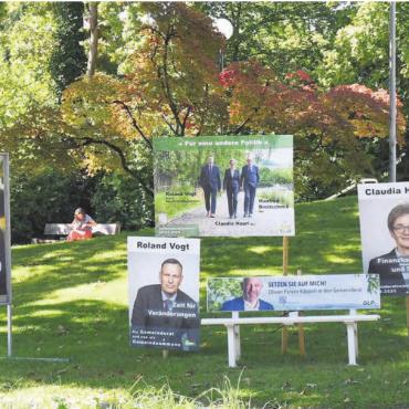 Ganz viel Geld und Herzblut - Selten zuvor gab es bei Gemeinderatswahlen so viele Wahlplakate wie in diesem Jahr (das Bild zeigt die Wiese vor dem Gemeindehaus): Selbst ein Teil der neun Kandidierenden findet, dass die Anzahl nun an der oberen Grenze angelangt ist. Bild: Daniel Marti