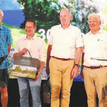 Dreifaches Fest in Sins - Beschenkt (v.l.): Norbert Kräuchi verteilte die «Auen-Präsente» an die Referenten Heinz Staffelbach, Matthias Betsche, Stephan Attiger, Christoph Busenhart und Josef Huwiler.