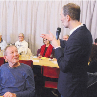 Andere Meinungen aushalten - In der Villmerger Braui kamen sich Fernsehmacher und Publikum näher. Arthur Honegger, Moderator der Nachrichtensendung 10 vor 10, beantwortete Fragen und nahm Lob, aber auch Kritik entgegen. Bilder: Chregi Hansen
