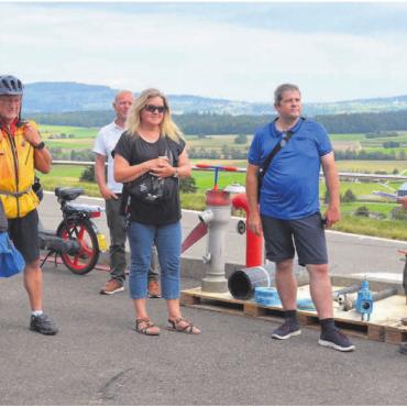 Wo das Wasser herkommt - Mit schönem Blick ins Bünztal. Roland Koch (Präsident der Wasserversorgungsgenossenschaft Boswil, rechts) durfte viele Interessierte begrüssen. Bilder: Annemarie Keusch