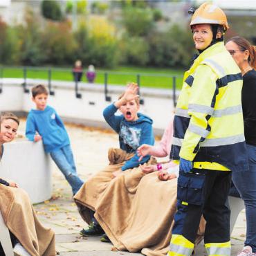 Professor fackelt Schulzimmer ab - Die Schulkinder sind alle gerettet – und posieren noch so gerne für den Fotografen. Bilder: sh
