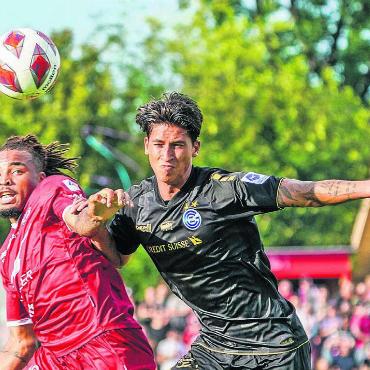 Zwischen Nati und 1. Liga - Michael Kempter (rechts) in einem seiner wenigen Auftritte im Trikot des Grasshopper Club Zürich. Weitere Spiele werden vorerst nur mit der U21 des Vereins dazukommen. Im Nationalteam hingegen läuft es für ihn sehr gut. Bild: Freshfocus