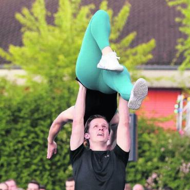 Ein Mann für alle Fälle - Tobias Amstutz mit einer Teamkollegin beim Auftritt des DTV Boswil im Team-Aerobic. Er ist einer der wenigen Männer, die Teil eines Aerobic-Teams sind. Gleichzeitig war er auch OK-Mitglied beim Freiämter Cup. Bilder: Josip Lasic
