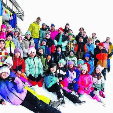Gruppenbild der Schülerinnen und Schüler aus Oberlunkhofen und Islisberg im Skilager. Bild: zg