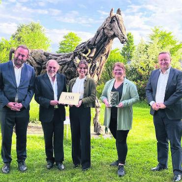 Meilensteine des Wandels - Zertifikatsübergabe vor dem bekannten Künstler-Pferd aus Schwemmholz (von links): François Muller (CEO LNH), Urs Bosisio (Direktor Reusspark), Franziska Held (COO LNH), Fabienne Diem (Leiterin Qualitätsmanagement Reusspark) und Paul Bannister (CPO LNH). Bilder: Walter Minder