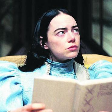 Zwei Meisterwerke - Emma Stone mit kindlicher Neugier in «Poor Things». Bild: zg