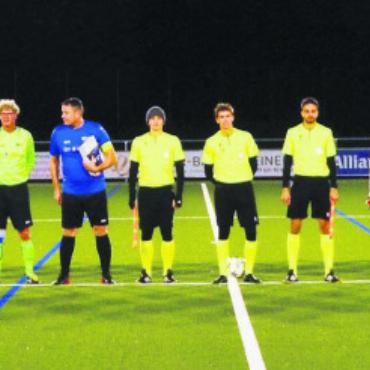 Freundschaftliches Torspektakel - Vor einem spektakulären Spiel: Der FC Grossrat (links in Blau) und die Senioren des FC Muri präsentieren sich im Flutlicht des Stadions Brühl dem Publikum. Bilder: Thomas Stöckli